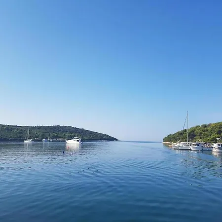 In Near Gortan Cove * بولا